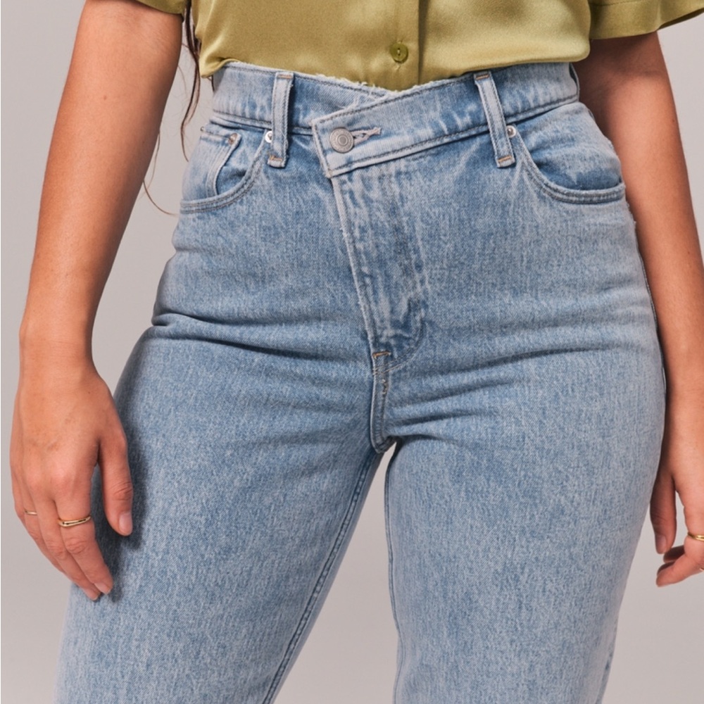 Abercrombie 90’s Straight ultra high rise cross waist light wash denim
